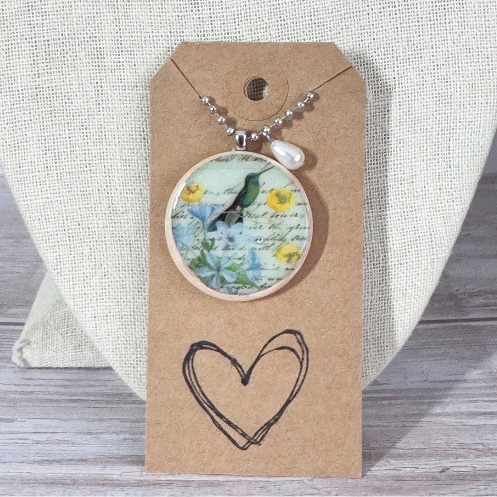 Round wood dimensional artisan hummingbird pendant necklace 22” stainless steel
